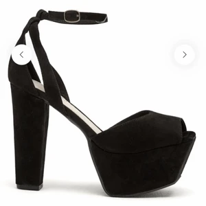 Jeffrey Campbell klackar i nyskick - Supersnygga högklackade skor från Jeffrey Campbell, i nyskick! Köpte de på annan secondhand-sida, men tyvärr passade de inte mina fötter😭 De ska aldrig ha varit använda utomhus och har bara minimala märken på sulan. Storlek 35 (skulle säga att de är som en 35,5 kanske). Egna bilder kommer, men skorna är hos mina föräldrar just nu. (Obs, de ser annorlunda ut på innersulan (äldre modell?)). 