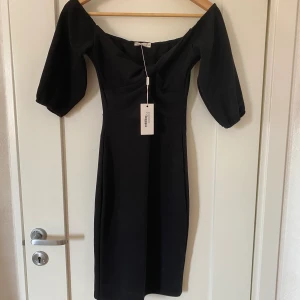 Svart klänning med puffärmar  - Svart festklänning från Nelly🖤 Aldrig använd. Buda gärna i kommentarerna! Om fler är intresserade avslutad budgivningen 25/6