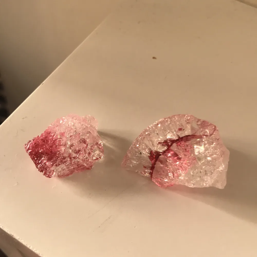 Rosa kristaller fått av min farmor men har ingen användning för dom. Dom är lite större än typ en tumme, pris kan diskuteras❤️❤️ säljer dom för 10kr styck, +frakt 12 kr så 32kr totalt :). Muu.