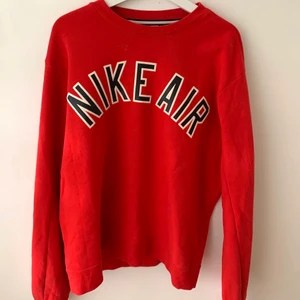 Nike air sweatshirt  - Röd Nike air sweatshirt i Stl L. Använd fåtal gånger. Priset går att diskutera. Budgivning sker vid högt intresse. Har du frågar eller funderingar är det bara att höra av sig 😊
