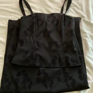 Svart set - Jätte fint 2 Piece med linne och svart kjol! Har detaljer på sig (se bild 1) och slits i kjolen! Säljer pga att jag inte använder men verkligen en favorit! 