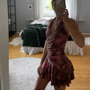 Halterneck klänning - Säljer söt halterneck klänning, rosa fläckig med glitter! Skulle tippa på att de är en XS-S 😃