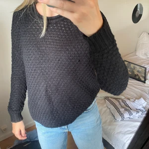 Stickad tröja - En svart stickad tröja från Vero Moda. Väldigt mysig att använda höst/vinter. Säljer pga att jag inte använder den. Kan skicka mer bilder privat då de inte är så tydliga här. Kan skickas, köparen står för frakt