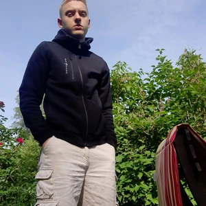 Sail racing tröja - En svart sail racing tröja köpt på kidsbrandstore.       Har Använts sparsamt, inga skador. Väldigt fint tyg och bekväm tröja som passar både tjej och kille.