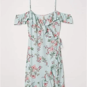 Cold shoulder klänning - Cold-shoulder klänning från Hm Divided i strl 36, sålde slut snabbt för 2 år sen. Får ej plats i den mer.. Men en riktig sommardröm 😭❤️ önskar jag kunde ha kvar den... Liten mini tråddragning som knappt syns där fram. Se bild nedan. I använt skick. Men bra skick. 100% viskos  Riktigt fin! 😍 🌸  251 kr inkl (går nog ej ner i pris mer pga separationsångest 😅🙈)