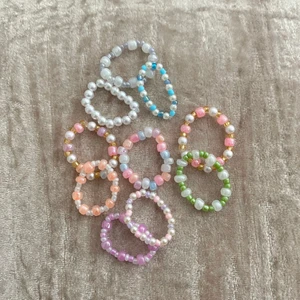 HANDGJORDA RINGAR🤍 - Handgjorda ringar jag blandannat säljer bland många andra smycken. Designerna på denna bild kan komma i både ring, armband, halsband och fotlänks form❣️  Checka in för fler smycken här på min plicksida eller min insta @jewelryea 🤍🌟 ( OBS, PRISET VARIERAR DÄRFÖR STÅR DET 0kr ) 