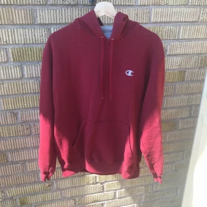 Champion hoodie  - Champion hoodie i storlek M. Köpt på Pop Boutique i Malmö men används inte längre då den är för liten för mig. Tröjan är i väldigt bra skick!👌 kan posta eller mötas upp i Lund🤗