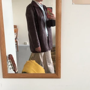 Vinröd skinnjacka  - Superfin vinröd skinnjacka, med dragkedja. Köpt på second hand för 300kr!! Kan mötas i Stockholm eller frakta<3