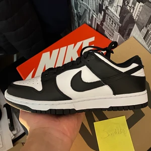 Nike Dunk Low Black & White - Säljer ett par dunk lows panda ( svart vita ), deadstock / oanvända. Storlek: 39 / 8 W. 
