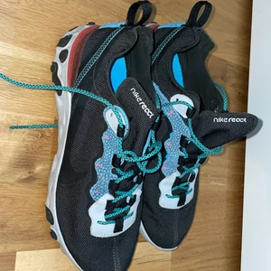 Nike React  - Ett par Nike React skor som jag inte använder längre. Helt ok skick, jag använde ett par gånger. Jag kommer putsa till dem mer innan jag skickar. storlek 39