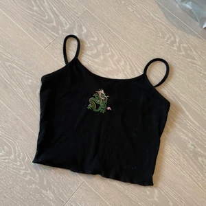 Svart linne  - Svart croppat linne som ej kommer till användning. 