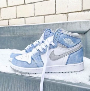 Jordan 1 Retro High OG Hyper Royal - Hej! Nu har vi ÄNTLIGEN fått in dessa galet snygga Jordan 1 OG HIGH Hyper Royal❄️❄️ de är självklart äkta och alla är helt nya. Storlekarna som finns är 37.5 och 41 (37.5 passar från 37-38.5) då de formar sig efter foten! PM för mer info🌟📩