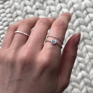 Ringar från hm - Säljer 16st silverringar, inte äkta silver. Köptes på H&M för något år sen, men aldrig använda. Första bilden är lånad, de ringarna jag säljer finns på andra bilden. Alla ringar tillsammans kostar 50kr + 12kr frakt.