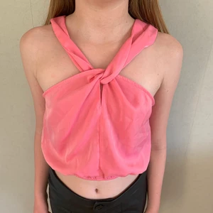 Siden topp - Satin topp / linne från NA-KD. Storlek 36. Aldrig använt. Köpare betalar för frakt
