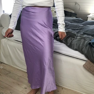 Satinkjol - Supersöt satinkjol storlek xs! Bilden är tagen på min syster som är 155cm lång. Obs liten i storleken