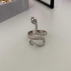 säljer denna ring i form av en orm. aldrig använd, bara testad💕
