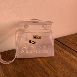 Väska - Genomskinlig väska super fin, knappt använd!