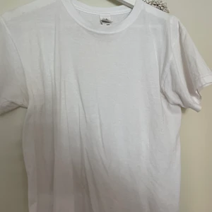 Vit tshirt strl M 20kr - Fint skick. Köparen står för frakt.