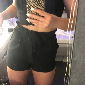 Kostymshorts Only - Ett par jätte fina kostym shorts ifrån Vero Moda (Only) i strl 36! Säljer dom då det börjar bli för små för mig. Köparen står för frakt.