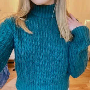 grön stickad tröja  - Superfin mörkgrön stickad tröja, inte stickig <3 Frakt tillkommer 💛