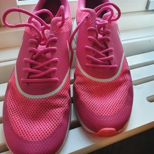 Nike skor - Snygga, nike skor. Använda 3-4 ggr.