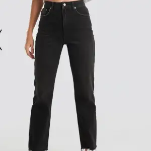 Jättesnygga jeans från NA-KD sitter ass bra.