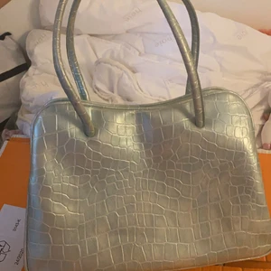 Väska bag - Monova  är en väska från Portugal. Använda men ser helt ny ut Jag är väldigt försiktig 