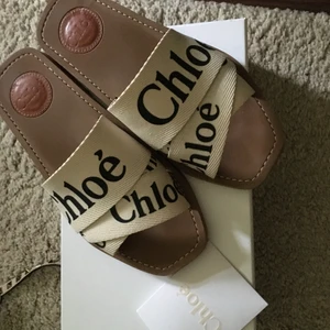Chloé sandaler strl 36 - Äkta superfina Sandaler från Chloé! Väldigt populära just nu! Dessa är vita med svart text. Använda men väldigt gott skick! Onlinekvitto, låda etc medföljer! Obs frakt tillkommer på 66kr!