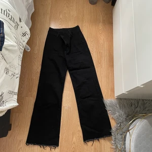 Vida Jeans - Svarta vida kroppade jeans från SHEIN. Använda fåtal gånger, bra skick.  