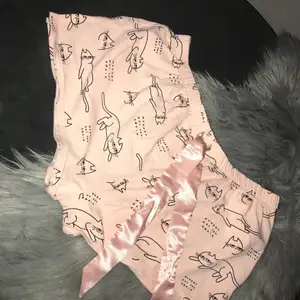 Söta baby rosa pyjamas shorts! Dessa är i nyskick har kommit till användning ett par gånger bara! Kan träffas upp i Stockholm eller frakta! ❤️🥰