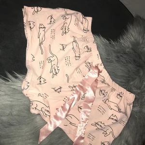 Söta katt pyjamas shorts  - Söta baby rosa pyjamas shorts! Dessa är i nyskick har kommit till användning ett par gånger bara! Kan träffas upp i Stockholm eller frakta! ❤️🥰