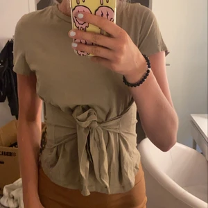 t shirt - säljer denna i beige också. välidgt fin nu till sommaren som man knyter runt midjan 💟💟