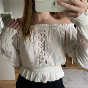 Finare tröja med spets - Såså fin tröja med lite spetsdetaljer <3 Frakt tillkommer 💛