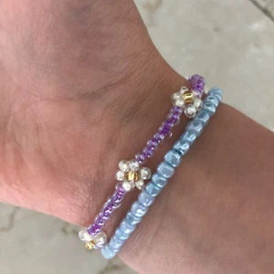 Storlek Medium  - Säljer detta superfina blomm armbandet! För 25 kr