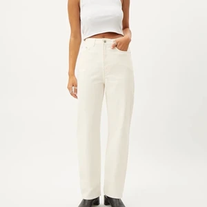 Row jeans ifrån weekday  - Vita jeans ifrån weekday, stl 29/32. Går till anklarna på mig som är 177cm🤍 super snygga nu till sommaren🌞 kostade 500kr nya. Mitt pris:80kr+frakt 66kr spårbart 