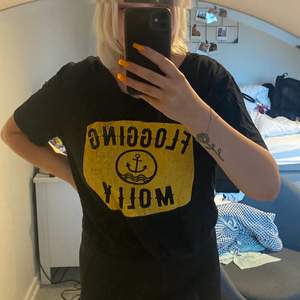 Söljer nu min band t-shirt ”Flogging Molly”. Svart t-shirt med gult tryck i fram, gul och vit text i bak. Den är avklippt vid kragen och storleken är ungefär L-XL.