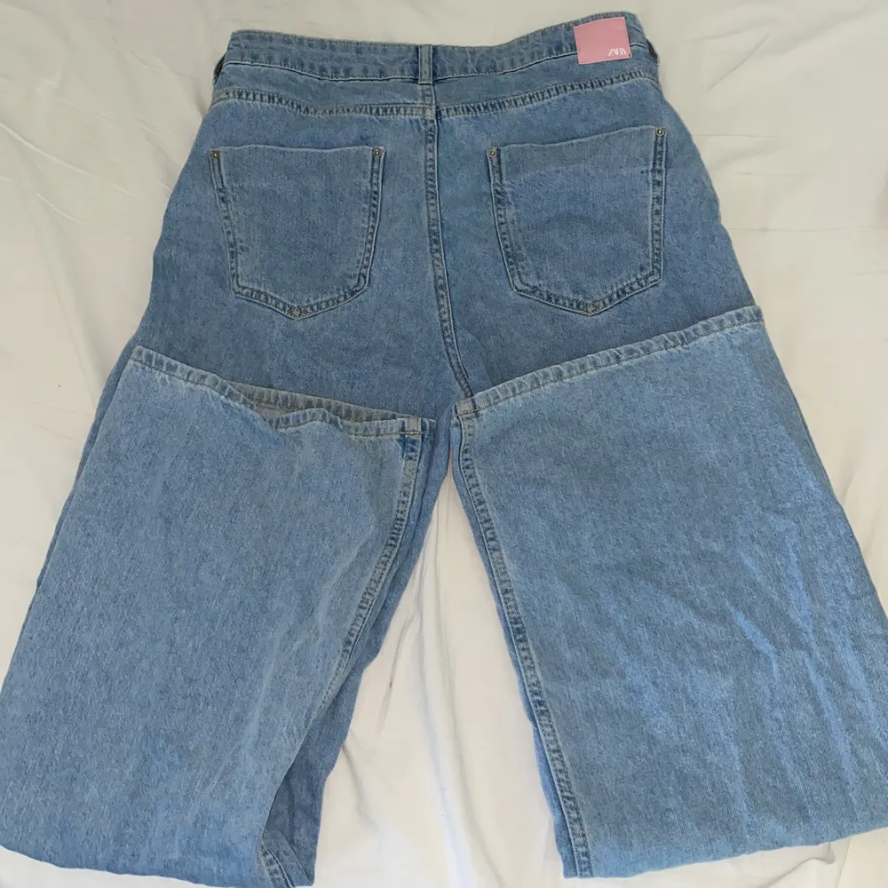 säljer dessa ljusblå zara jeans i strl 38. Jeansen har ett väldigt tunnt och luftigt material som gör de perfekta till sommaren💕. Jeans & Byxor.