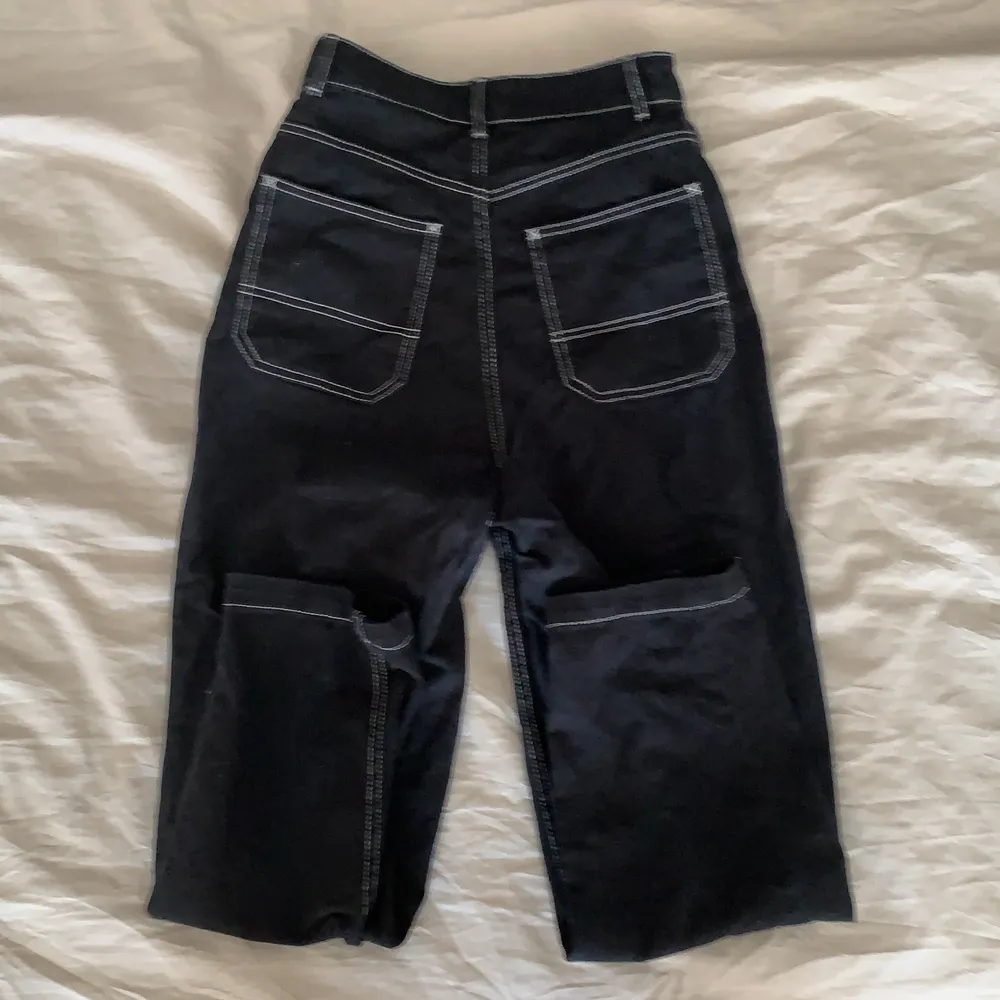 Priset är sänkt från 90kr till 50kr! Jättesnygga jeans med vita sömmar från H&M, mycket använda men i bra skick. Det står att de är storlek 34 men skulle mer säga att de är 32. 🔴köparen står för frakt🔴 det finns även katter i hemmet. Jeans & Byxor.