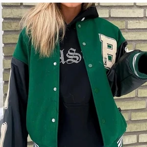 Collegjacka - Säljer min gröna collegejacka! Svinsnygg och i jättebra skick❤️❤️