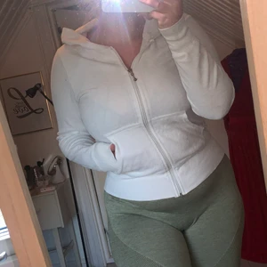 Vit kofta  - Säljer denna koftan som är ifrån Cubus i storlek S. Den är bara använd ett få tal gånger. (Köparen står för frakten)