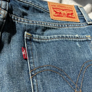 Levi’s kjol  - Säljer en jättefin Levis kjol i fint skick. Storlek 25 vilket motsvarar 32/Xs 