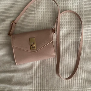 Snygg axelväska  - knappt använd, väldigt snygg, har en behaglig färg! 