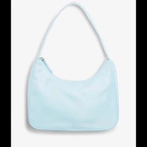 Blå väska - Superfin blå väska från monki. Väldigt bra skick. Har även en smidig innerficka! Pris kan diskuteras💖