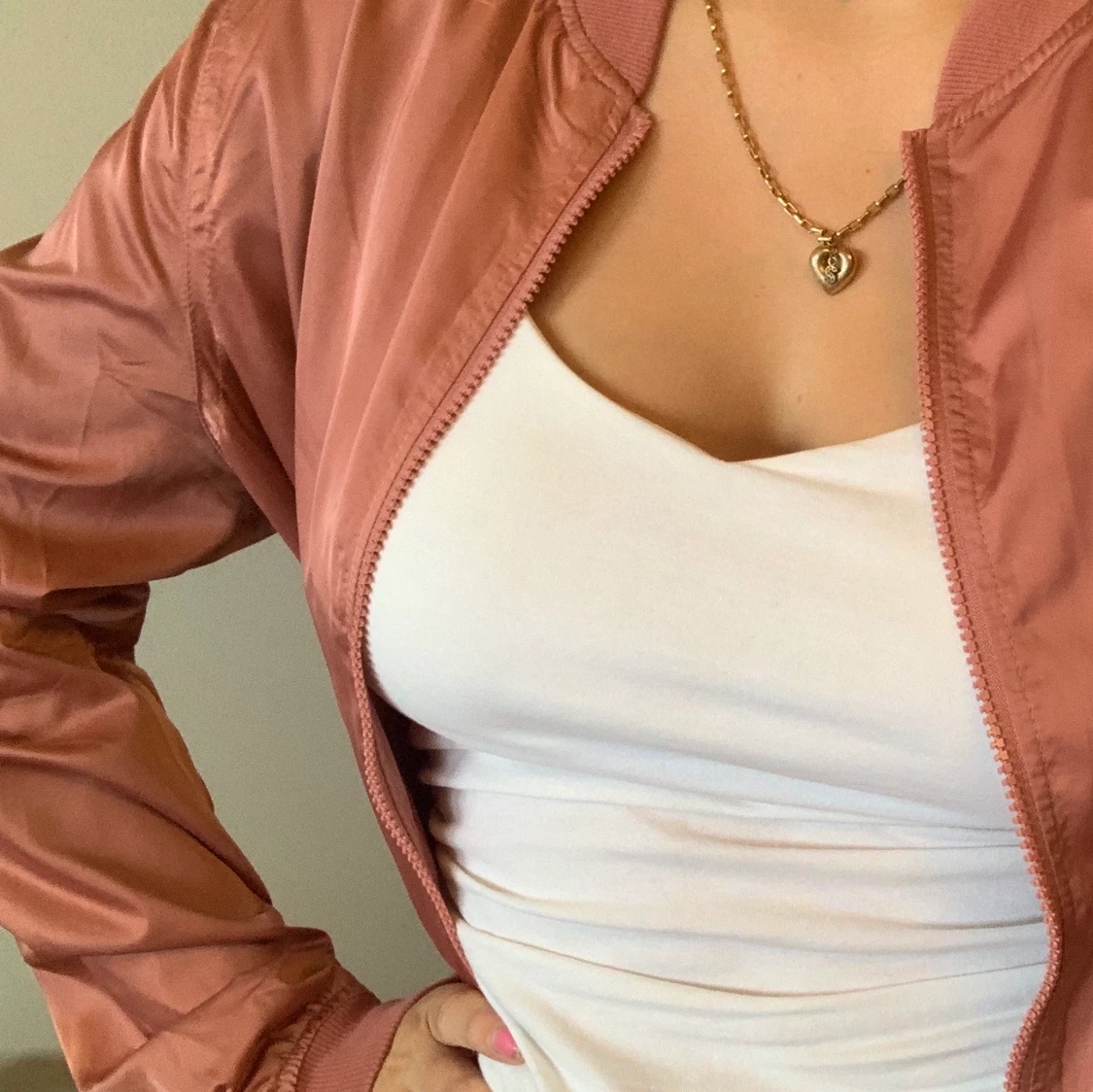 Blekrosa bomberjacka från Nelly