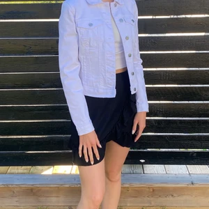 Vit jeansjacka  - Vit jeansjacka från Vero Moda i storlek S. Köpt sommaren 2020 men endast använd ett fåtal gånger, mycket fint skick. Nypris 499 kr. Den sitter väldigt bra på mig som är runt 1,65. Köparen står för frakten. 