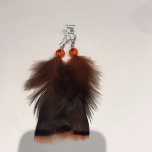 Örhängen med fjädrar - Oanvända 