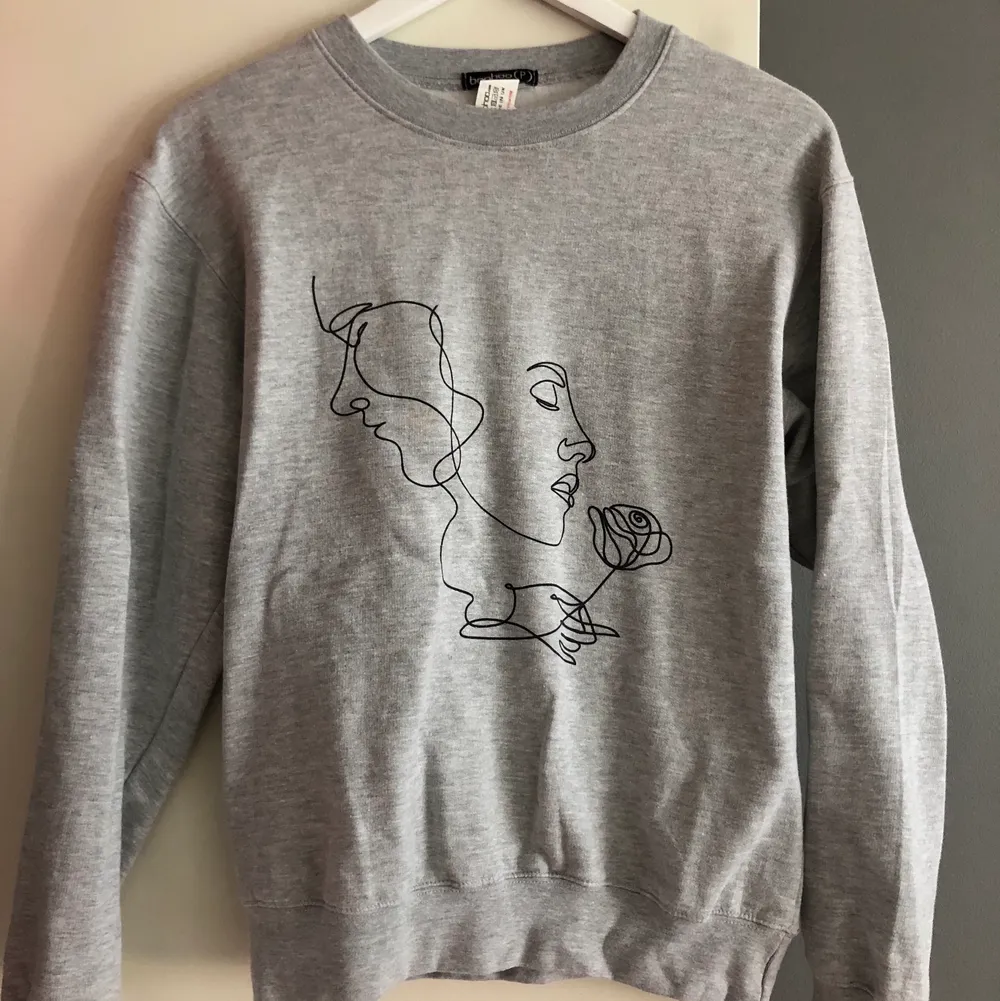 Skön och snygg grå sweather i stlrk 34 / UK6. Aldrig använd så i bra skick. Säljer för 99 + frakt 🧡🧡. Hoodies.