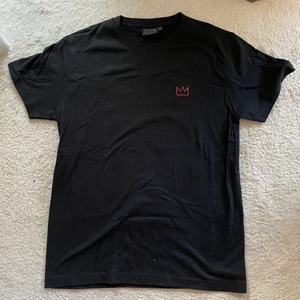 Hov1❤️ - En suuuper cool limited edition t-shirt från hov1 som aldrig har används, ser lite dammig ut på bilden men är ej i verkligheten!!😊💓pris kan diskuteras! 