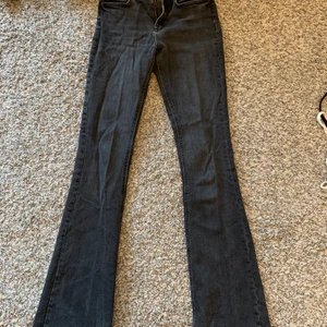 Utsvängda jeans från zara - Säljer mina älskade jeans från zara i storlek 32. Dessa har hålt så bra och är i mycket fint material. Mycket långa i benen och lite lägre midja. Säljer för 200 kr