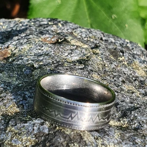 Mönstrad stål ring  - silver ring av rostfritt stå med pulls mönsterl, storlek 20, diameter 2cm, den färgar inte av eller gör dina fingrar gröna eftersom de är gord av stål.